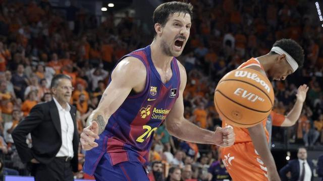 Nico Laprovittola celebra amb ràbia una cistella del Barça, ahir al Roig Arena. | MIGUEL ÁNGEL POLO / EFE