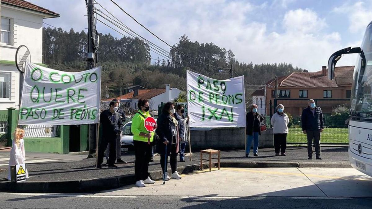 Concentración vecinal, ayer, en O Couto.  | // L.O.