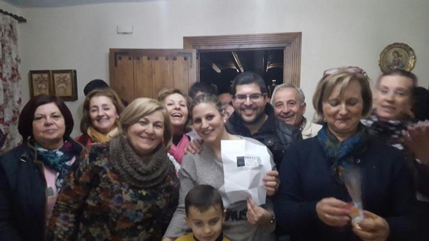 Baltasar Serón y Nazaret García junto a sus familiares.