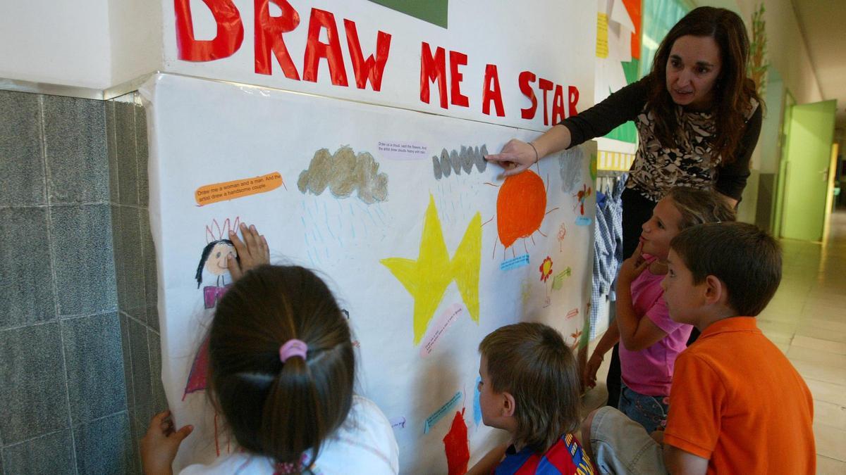 Una docente en una clase de inglés a escolares.