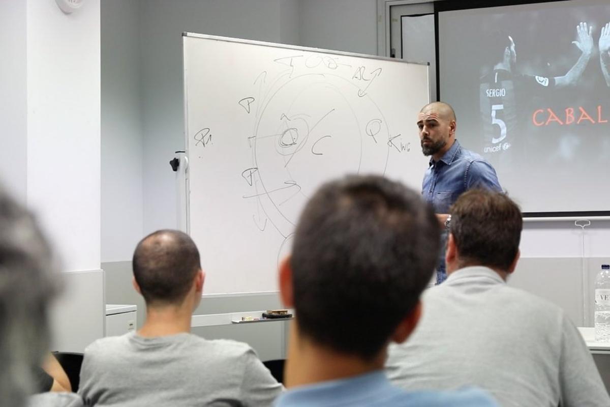 Víctor Valdés, en la charla que ofreció en la Federación Catalana de fútbol. 