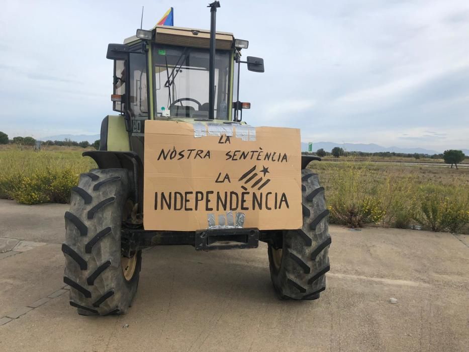 Tractorada a l''Alt Empordà per la vaga general.