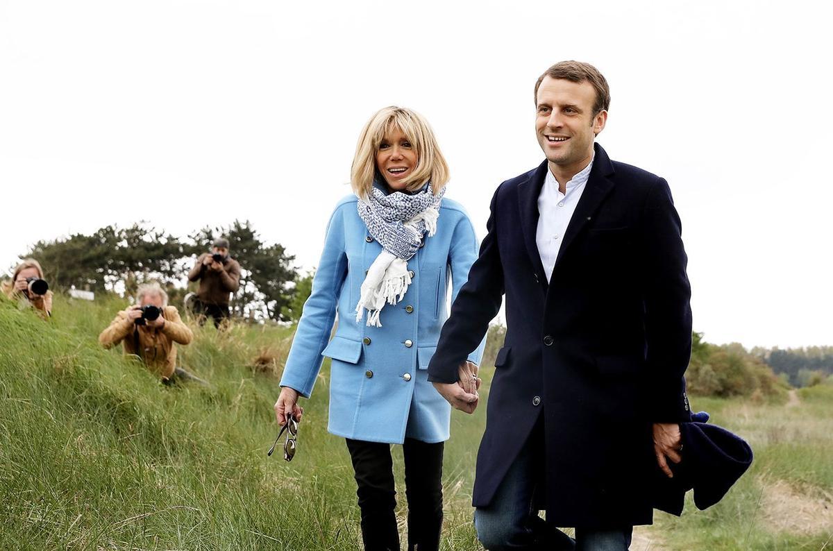 Brigitte Trogneux la nueva 'primera dama' francesa , apuesta por el azul