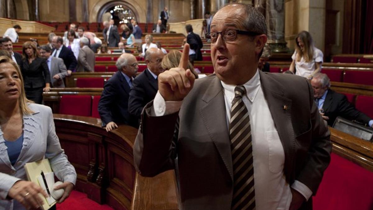 El 'conseller' de Interior, Felip Puig, gesticula ante la vicepresidenta Joana Ortega, el pasado 4 de julio, en el Parlament.