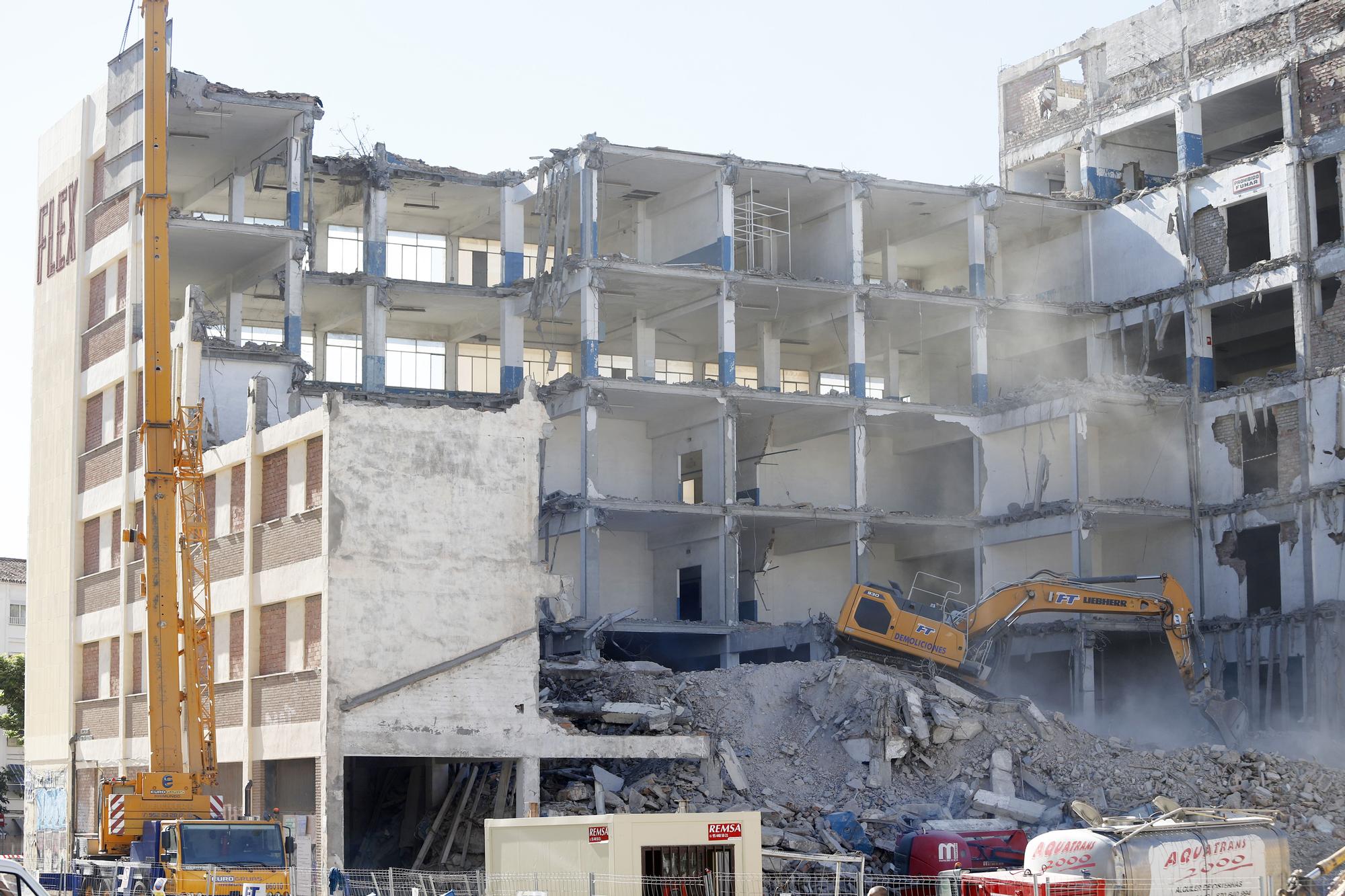 Demolición del antiguo edificio de la Flex en la Carretera de Cádiz.