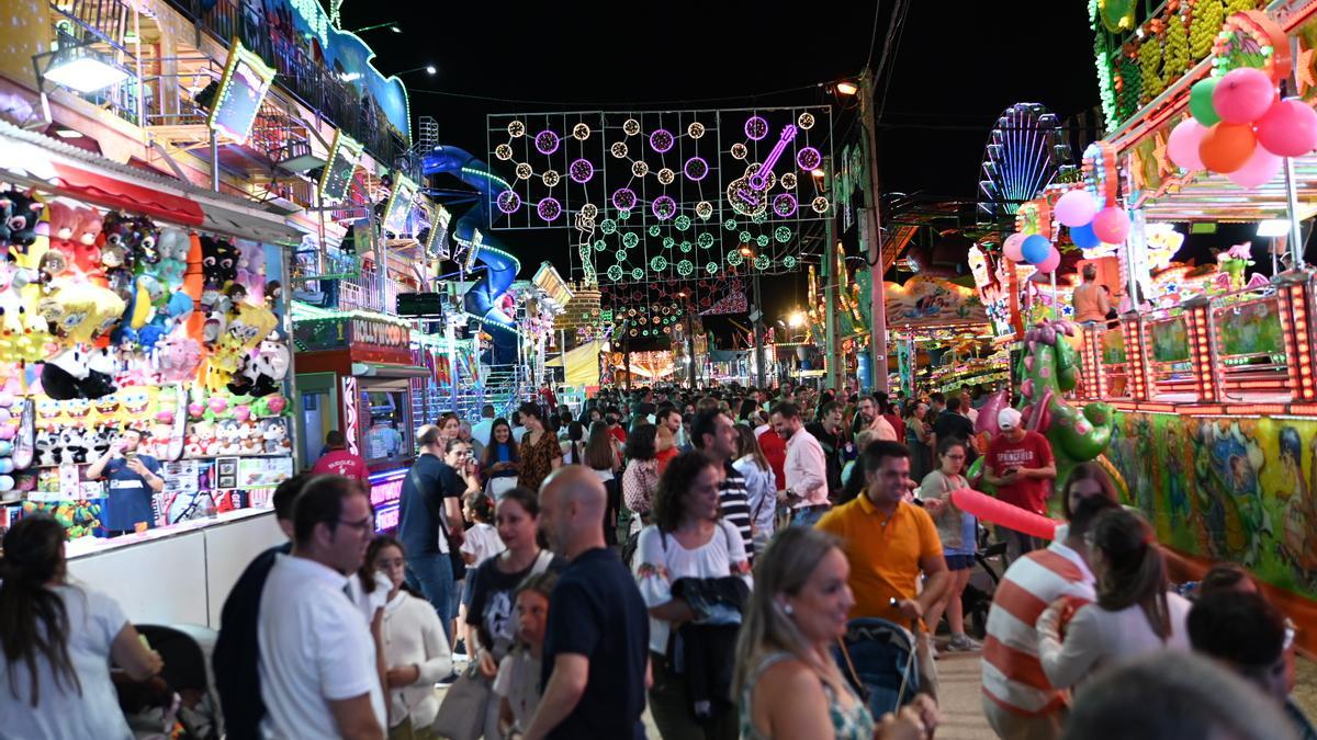 Afluencia en la zona de las atracciones.