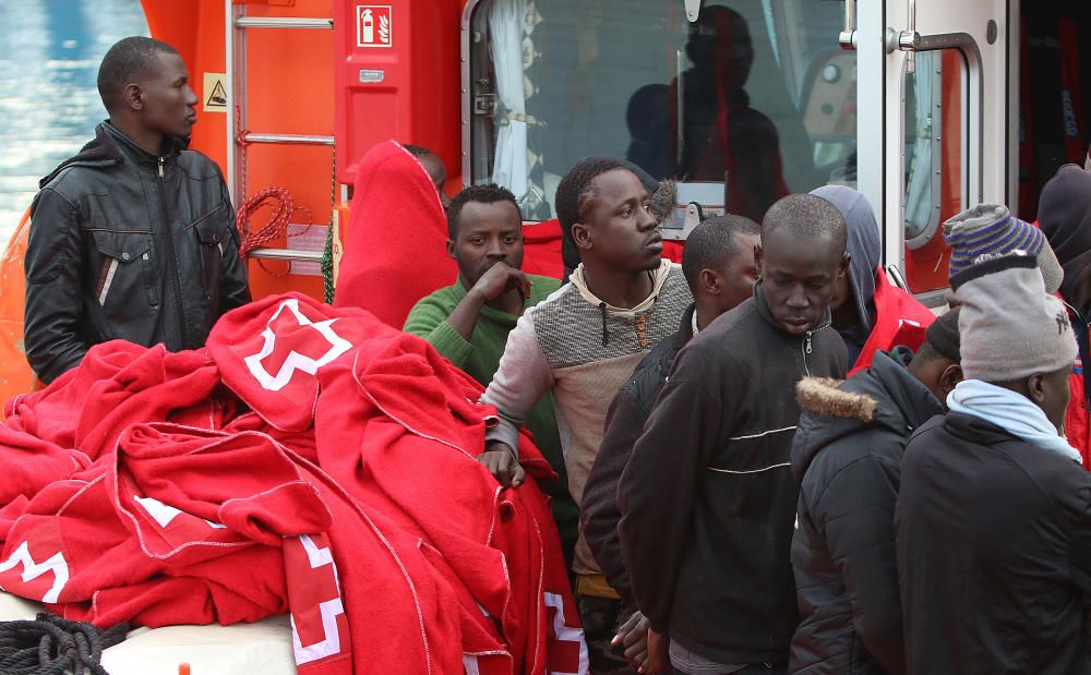 Los 54 inmigrantes rescatados en una patera en el mar de Alborán han llegado al puerto de Málaga sobre las 17h.