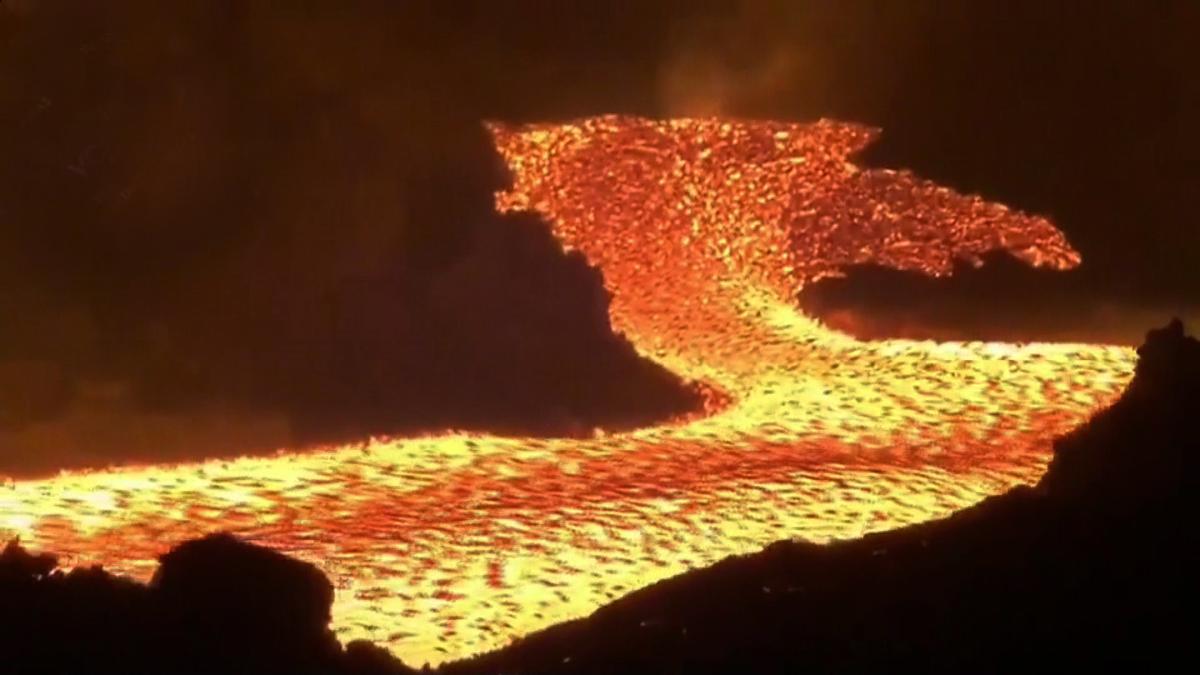 El volcán de Cumbre Vieja, en la isla de La Palma arroja un río de lava a su paso por Tacande