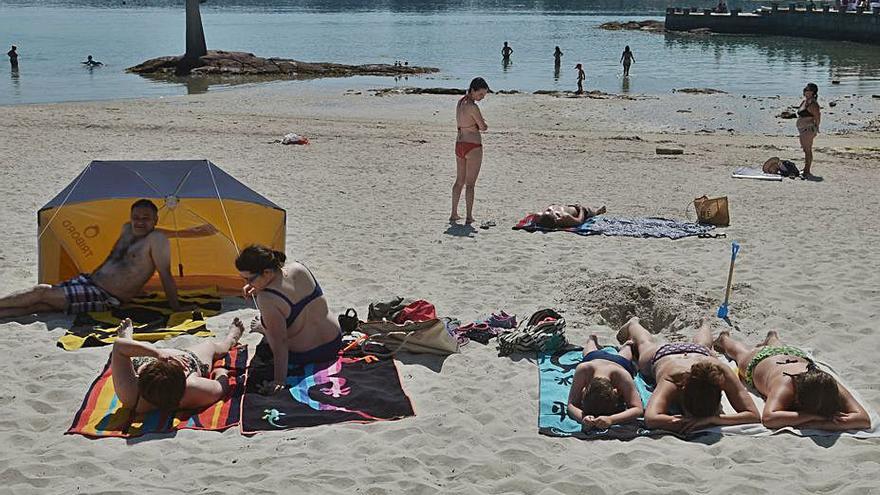 Ambiente más tranquilo en la playa grovense de Confín.  | // NOÉ PARGA