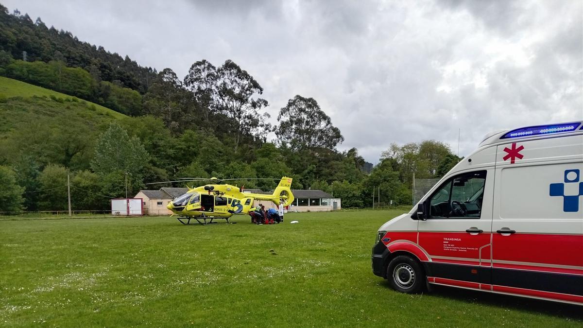 El momento del transbordo del paciente al helicóptero.