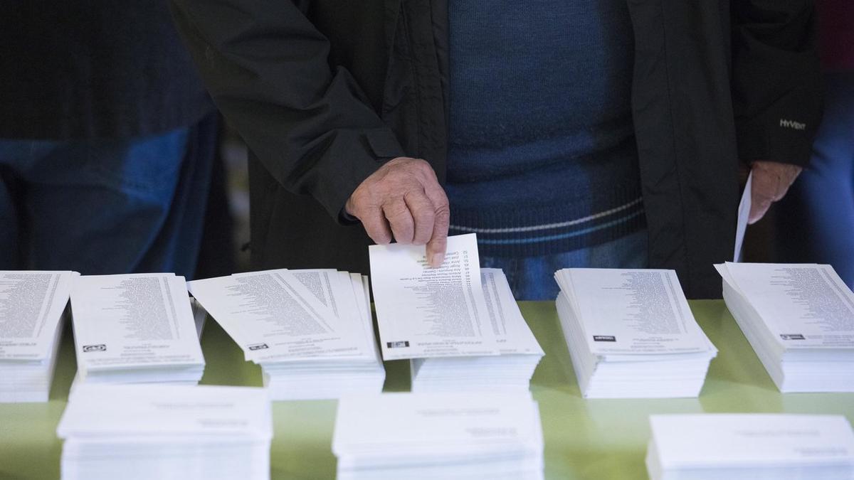 Un hombre ante las papeletas de voto, en las elecciones al Parlament del 2017.