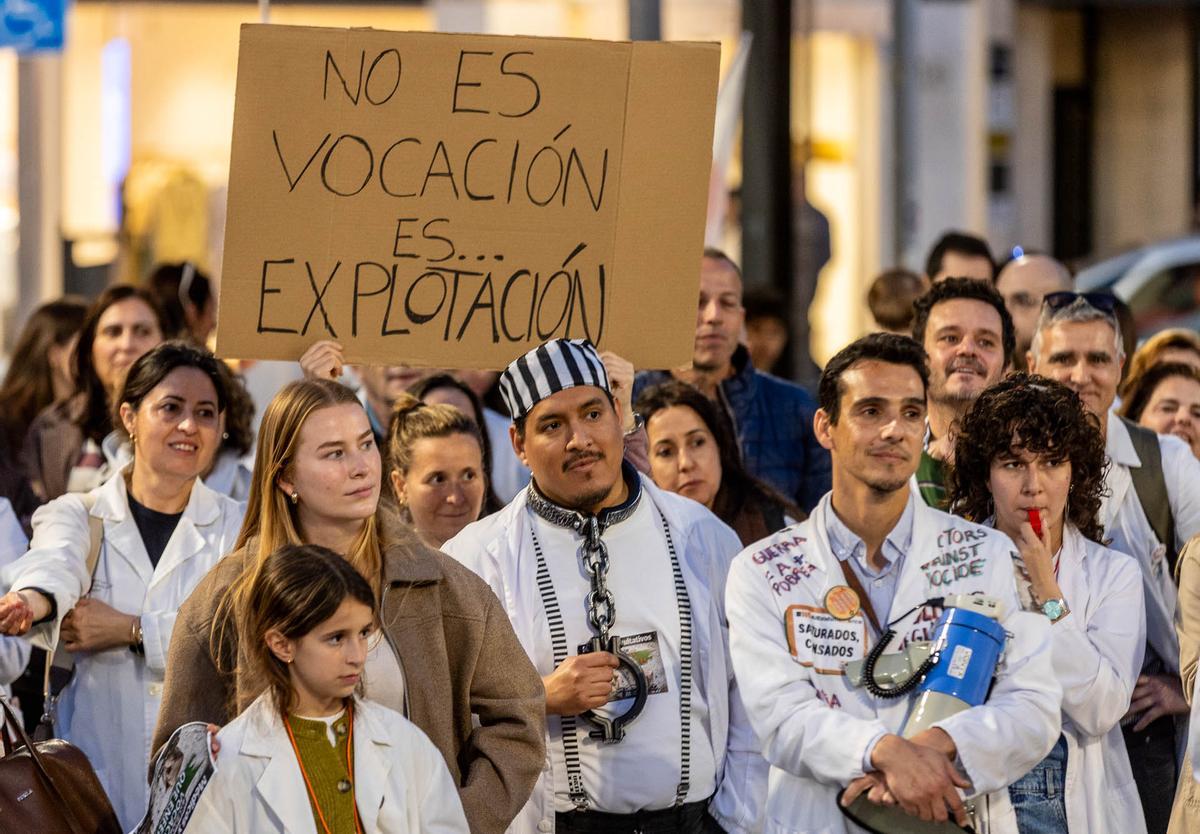 Los médicos toman el centro de Alicante Los médicos toman el centro de Alicante