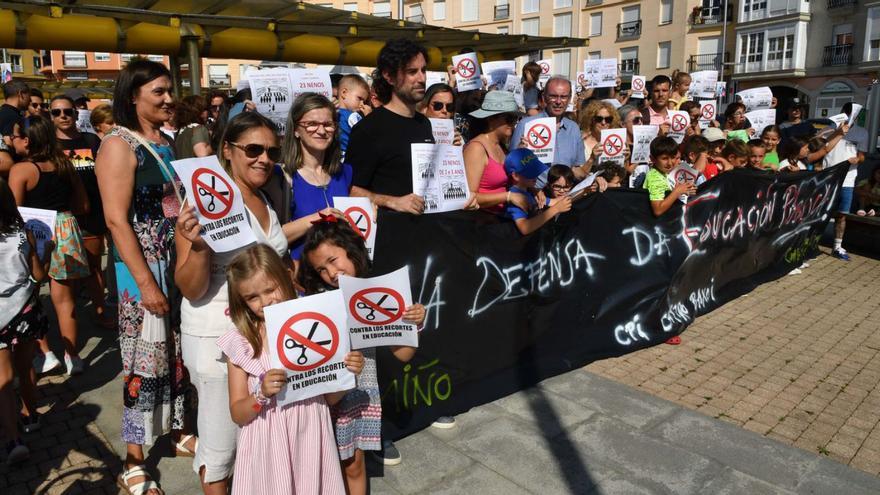 Protesta, este miércoles, de las familias del colegio Castro Baxoi con el apoyo del Concello de Miño.