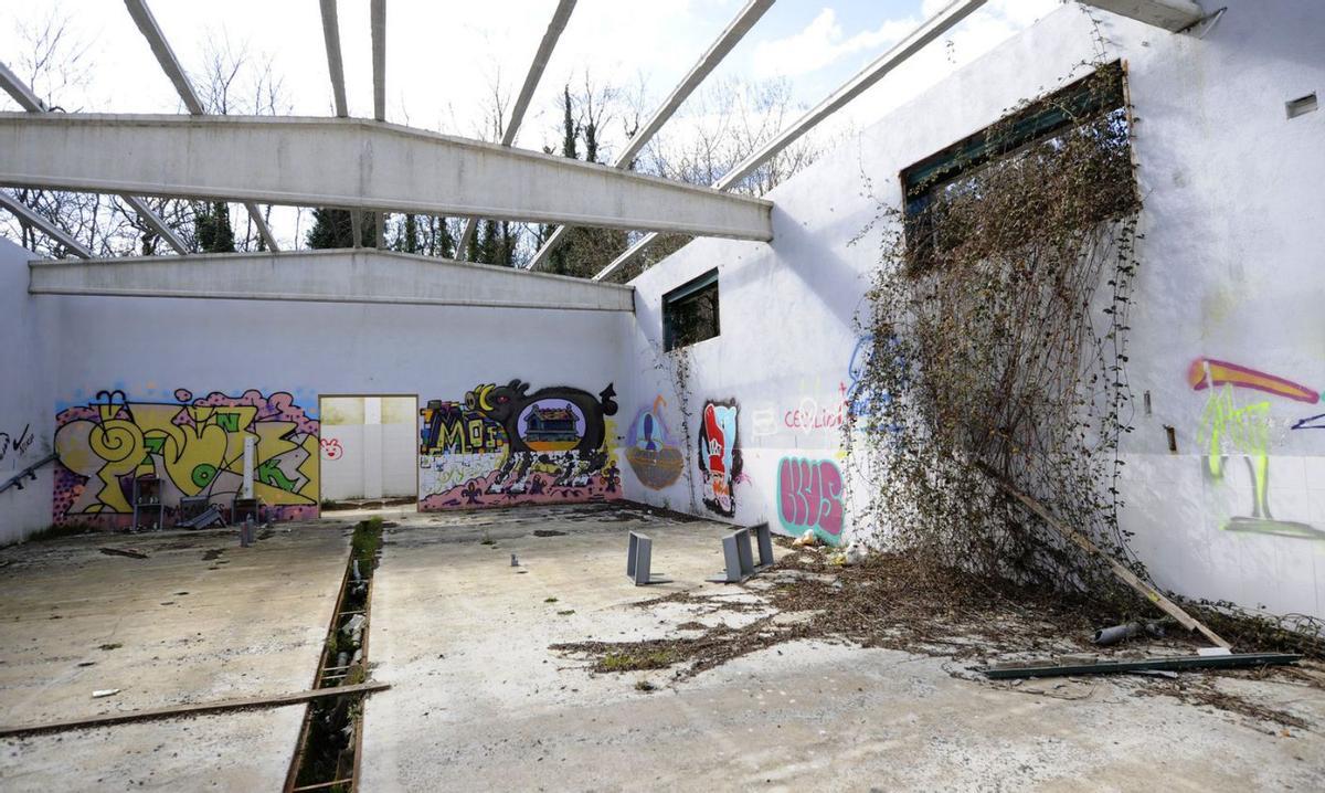 El pillaje y el vandalismo dejaron al edificio sin cubierta, sin puertas ni ventanas.   | // BERNABÉ/JAVIER LALÍN