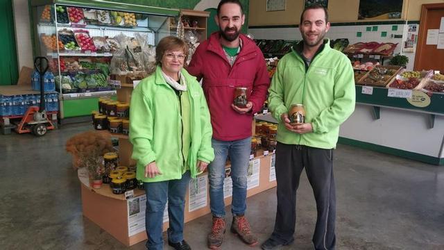Lolín Pérez y Fernando Perelló, productores de Miel del Parpalló, y Vicente Mayor, hijo de Lolín.