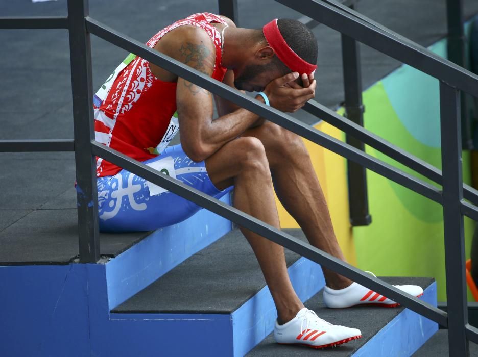 Javier Culson de Puerto Rico, hundido tras ser descalificado en la final de los 400 obstáculos.