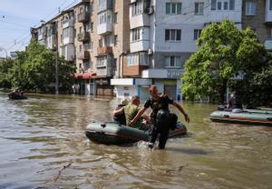 La destrucció de la presa agreuja el drama humanitari en el ja molt castigat sud d’Ucraïna