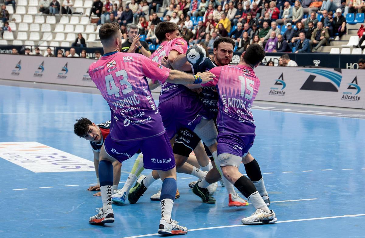 Tres defensores del Dicorpebal Logroño La Rioja intentan frenar al pivote del Horneo Iván Montoya.