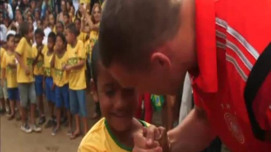 Los jugadores de la selección alemana visitan una escuela brasileña