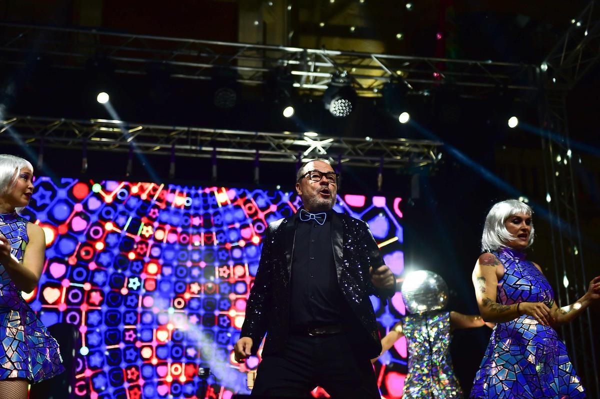 Fotogalería | Las imágenes de los conciertos de Paco Santos y Un pingüino, en la feria de Plasencia