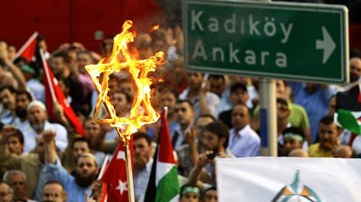 Manifestants turcs cremen una estrella de David davant del consolat jueu a Istanbul.