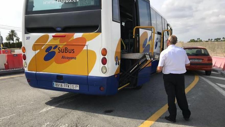 Un autobús escolar recogiendo la rampa accesible e invadiendo la rotonda por falta de espacio.