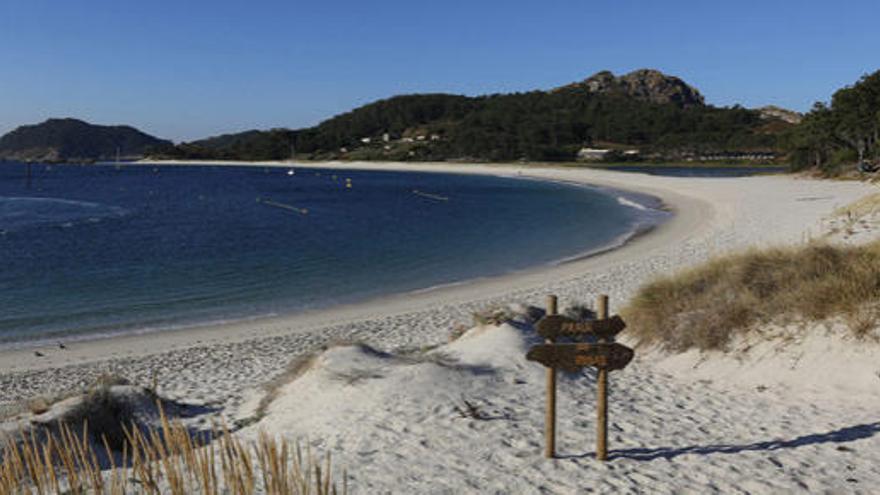 La playa de Rodas, calificada como la mejor del mundo por el diario británico de &quot;The Guardian&quot;. / R. GROBAS