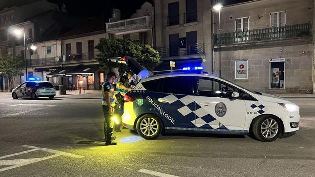 La Policía Local de Cangas en una intervención nocturna.