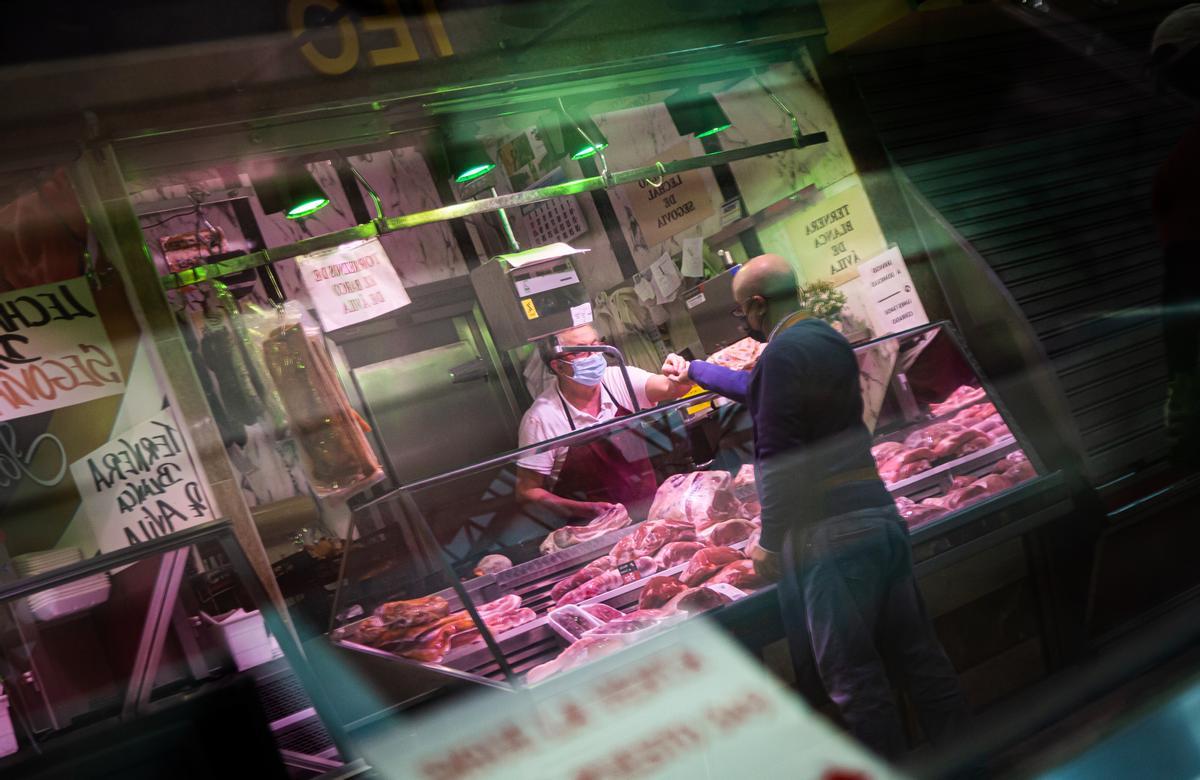 Un vendedor atiende a un cliente en el Mercado de Maravillas en Madrid.