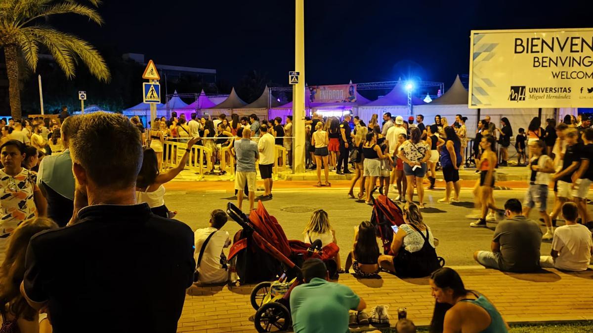 Cientos de personas observan desde fuera el concierto de anoche en la barraca municipal en la UMH