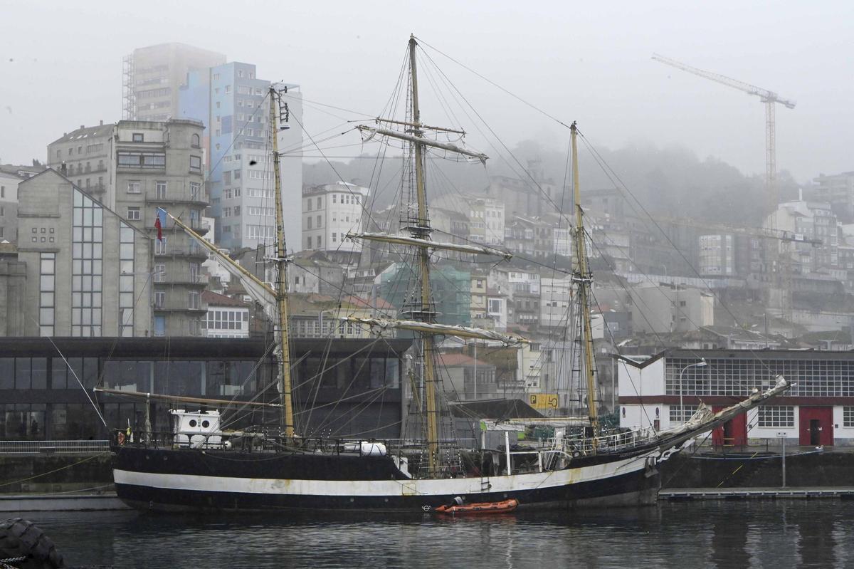 La goleta británica «Pelican of London», esta mañana en el puerto de Vigo.