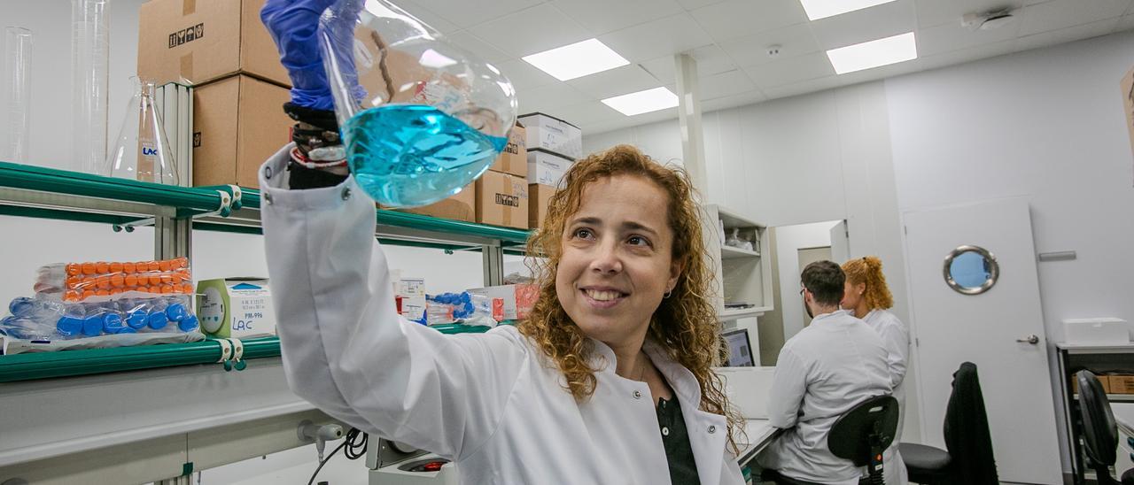 La oncóloga e investigadora Laura Angelats, afiliada al Hospital Clínic, trabaja en los laboratorios del Instituto de Investigación Biomédica de Barcelona en un proyecto sobre cáncer de mama.