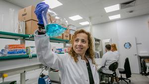 La oncóloga e investigadora Laura Angelats, afiliada al Hospital Clínic, trabaja en los laboratorios del Instituto de Investigación Biomédica de Barcelona en un proyecto sobre cáncer de mama.