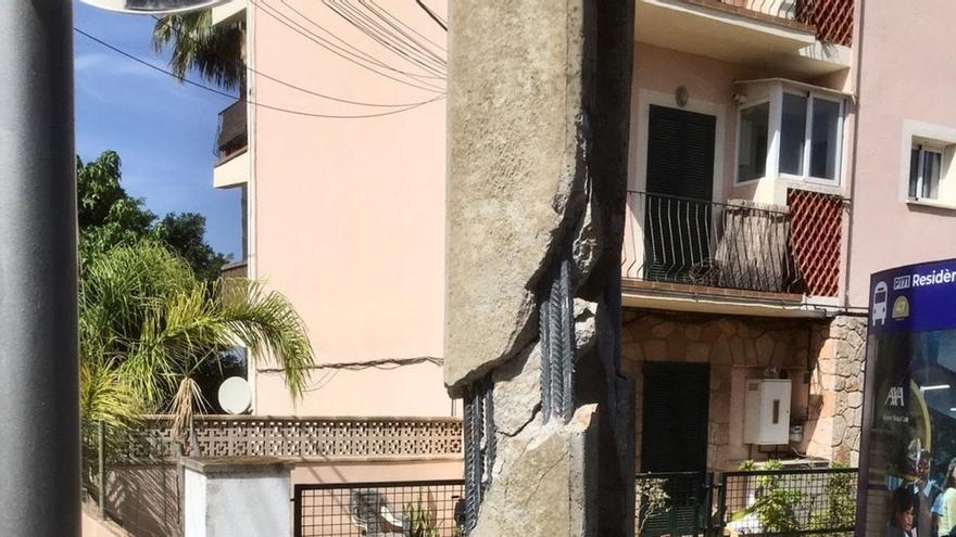 Un camión golpea un poste eléctrico junto a la Residencia de la Bonanova de Palma y genera alarma vecinal por el riesgo de caída