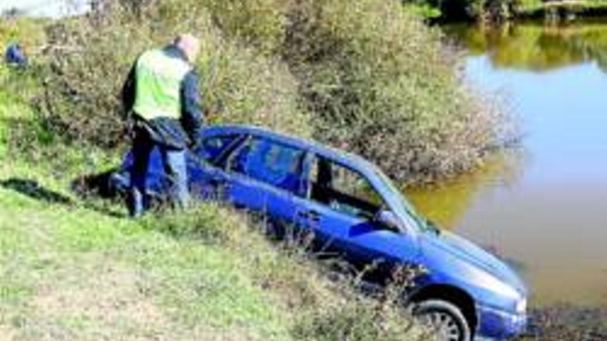 Un joven trata de hundir su coche en el río tras arrollar a un motorista