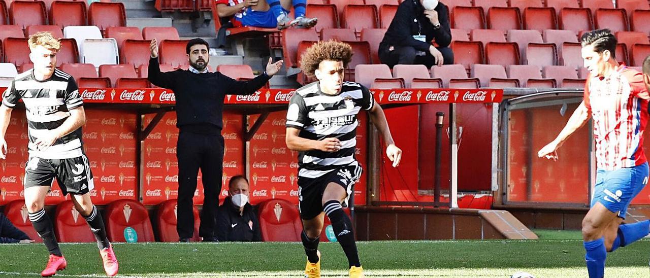 David Gallego gesticula, al fondo, mientras Cristian Salvador lleva el balón, presionado por Carrasquilla, y con el asturiano del Cartagena Berto Cayarga a la izquierda.