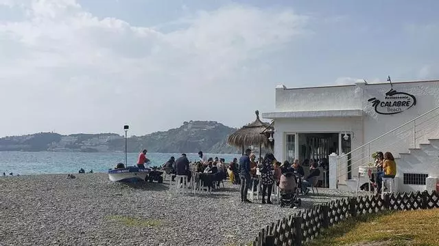 VÍDEO | Los empresarios anuncian el "principio del fin" de los chiringuitos en las playas de Andalucía si entra en vigor el nuevo reglamento estatal de Costas