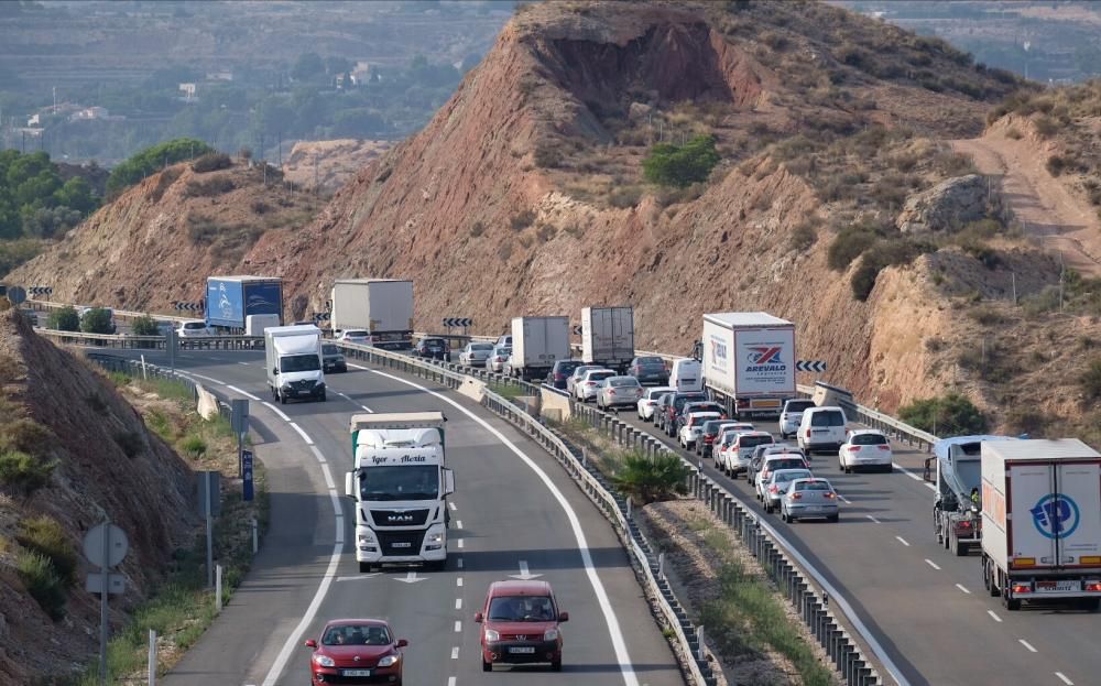 Colas en la autovía de Madrid por el incendio de un camión.