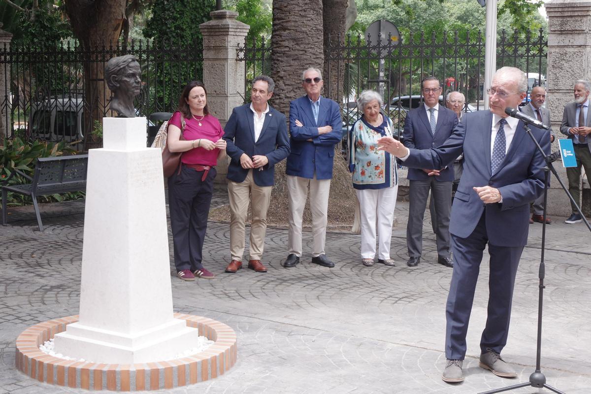 El Ayuntamiento instala un monumento en los jardines del Hospital Noble en reconocimiento al pintor Félix Revello de Toro
