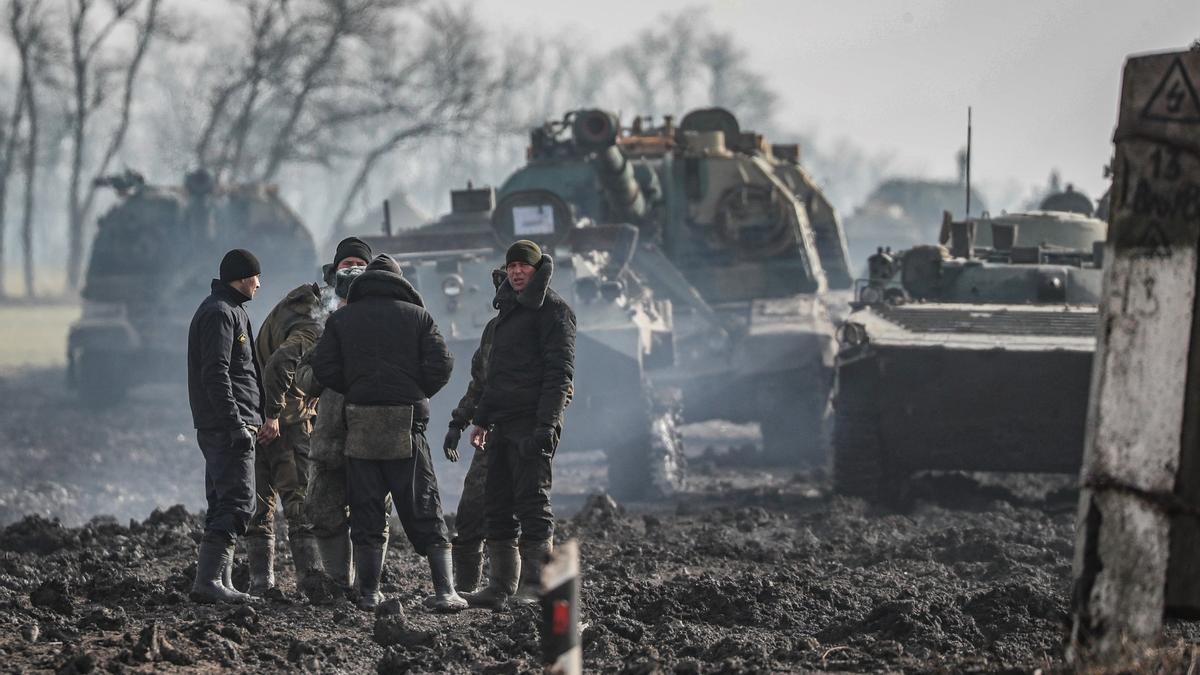 Militares rusos y vehículos blindados en una carretera de la región de Rostov.