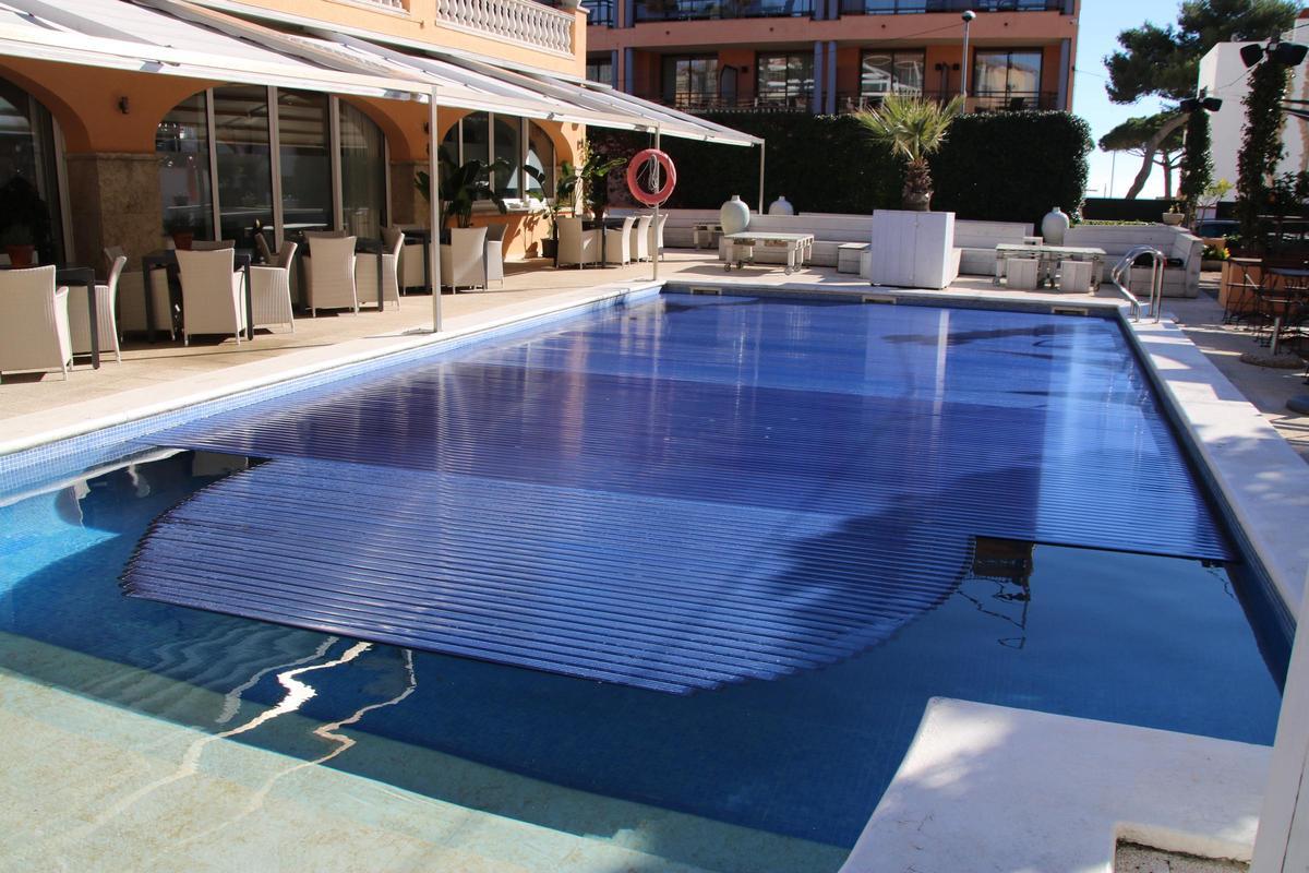 La coberta per estalviar aigua a la piscina de l'hotel Barcarola de Sant Feliu de Guíxols