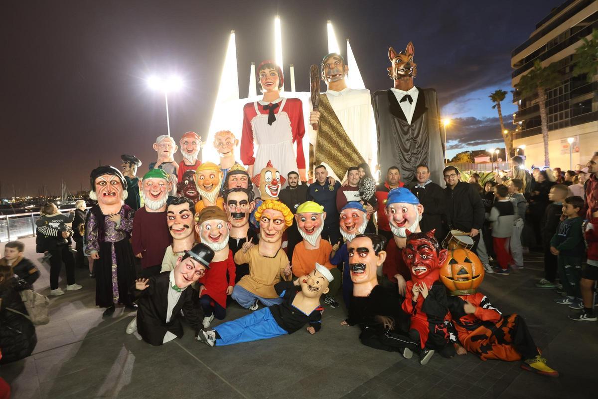 Llegan Lilí, El Lobo, El Ogro, la Serafina y el Ora Por Nobis. Es la Charamita. Es fiesta en Torrevieja