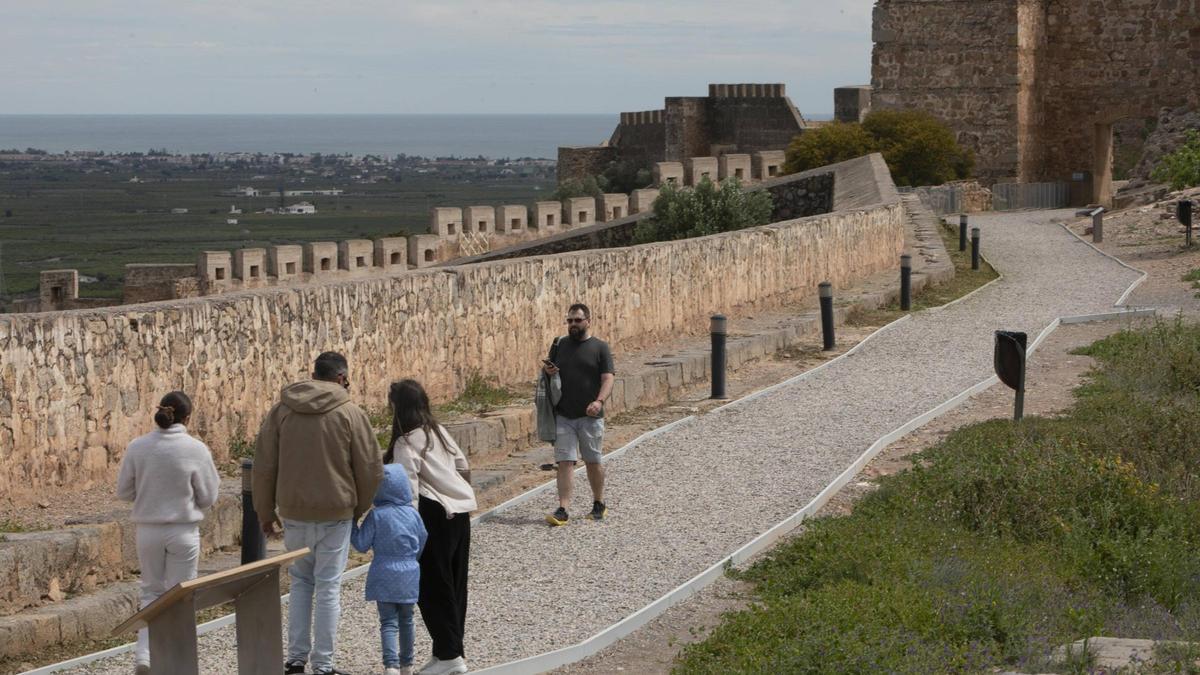 Personas visitando el Castillo de Sagunt.