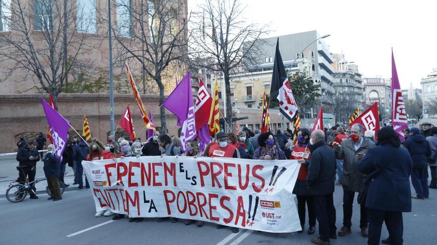 Un centenar de persones es concentren a Girona al crit de &quot;Frenem els preus, evitem la pobresa!&quot;