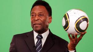 El astro brasileño Pelé sostiene el balón de la Copa Mundial de la FIFA en el 2010 en Sao Paulo.