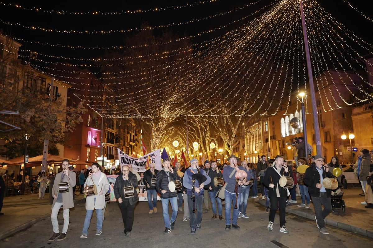 Más de un millar de personas marchan por el centro de Palma para reivindicar una Mallorca antifascista y en catalán