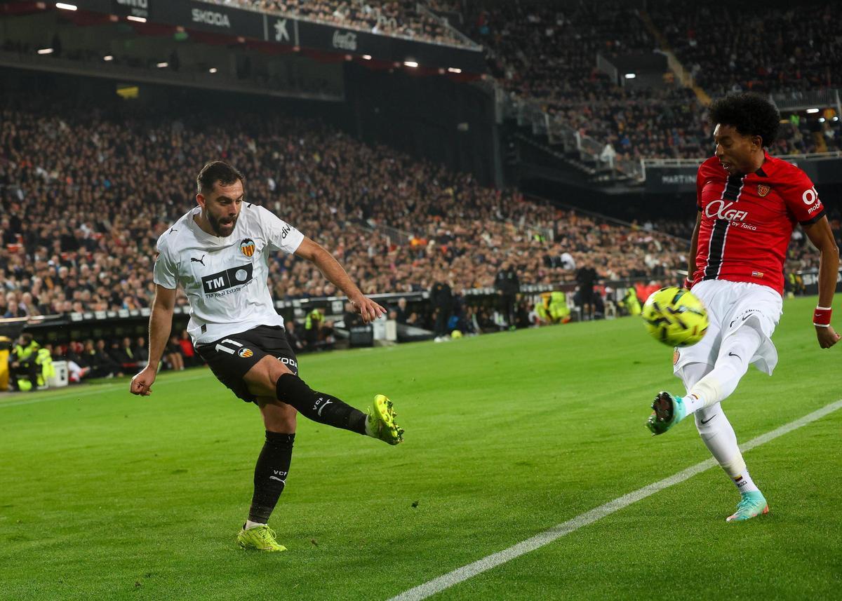 Rioja centra en el partido de la primera vuelta contra el Mallorca en Mestalla.