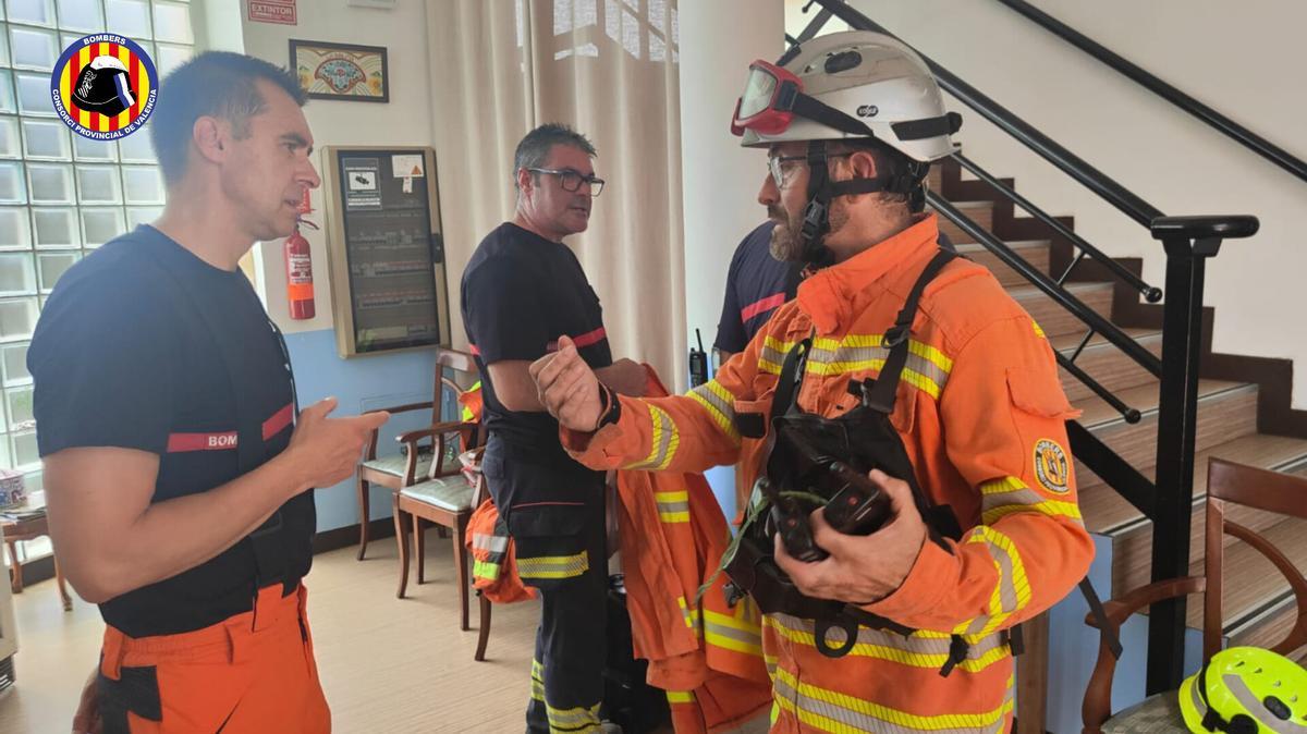 Bomberos trabajan para extinguir el incendio declarado en Estivella