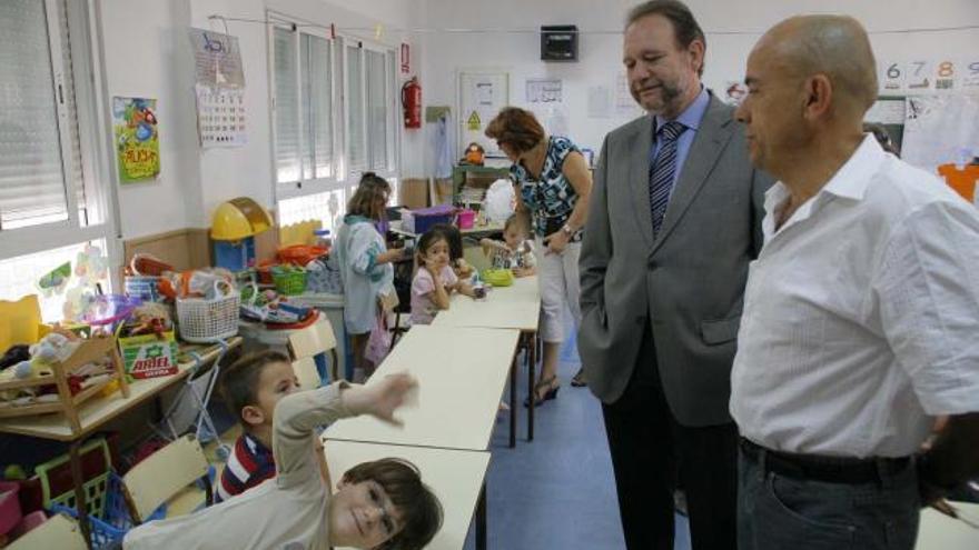 El director del centro y el consejero, en un aula del centro.