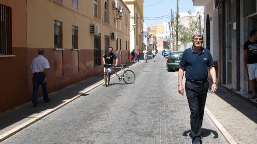 El presidente de la asociación de vecinos, Juan Romero, en la calle Trinidad, el corazón del barrio.